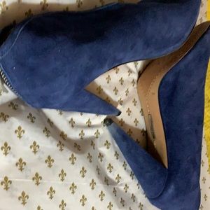 A beautiful pair of Vince Camuto booties. Zippered back. Great condition.